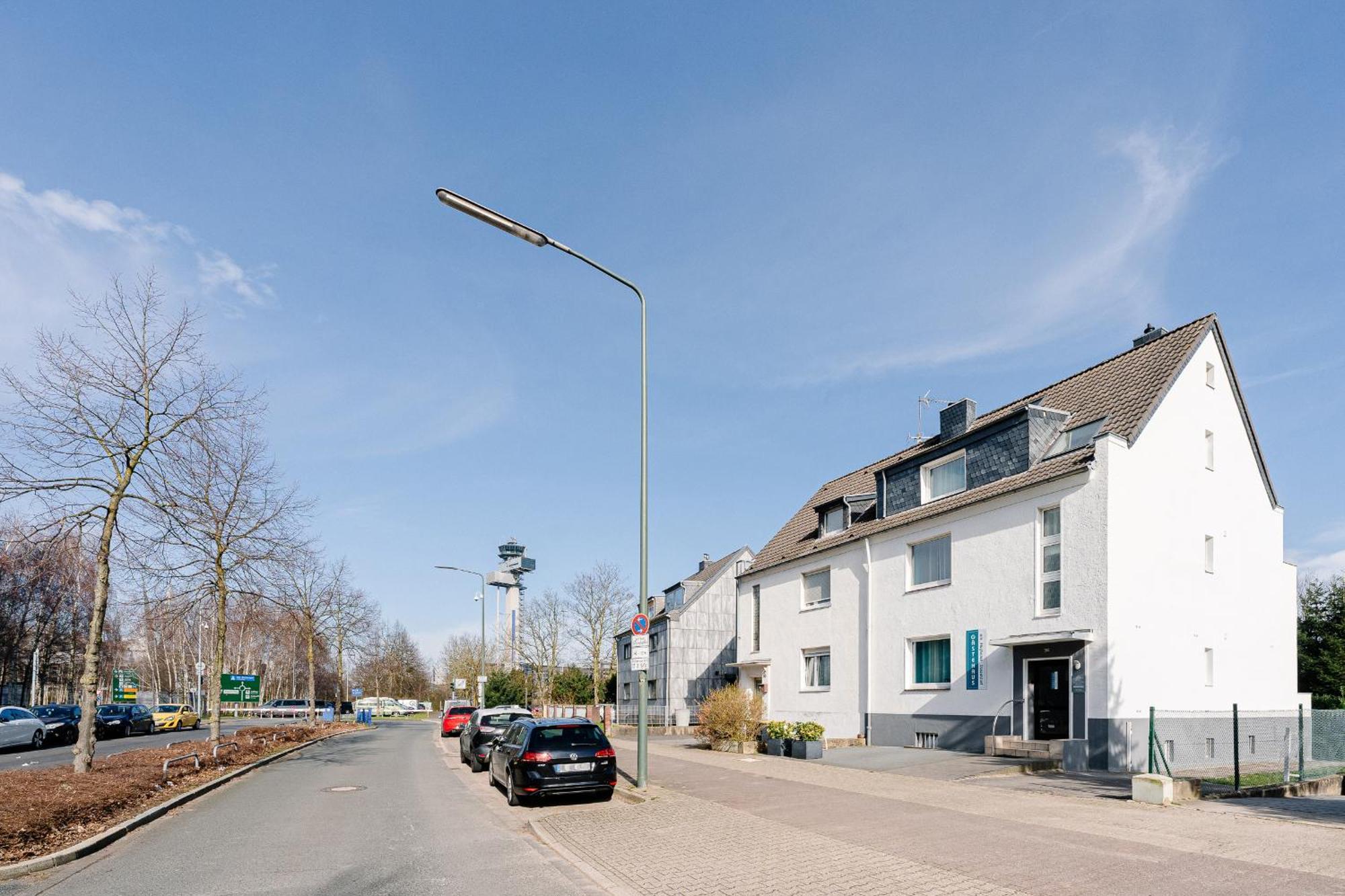 Gaestehaus Am Flughafen Duesseldorf Bagian luar foto