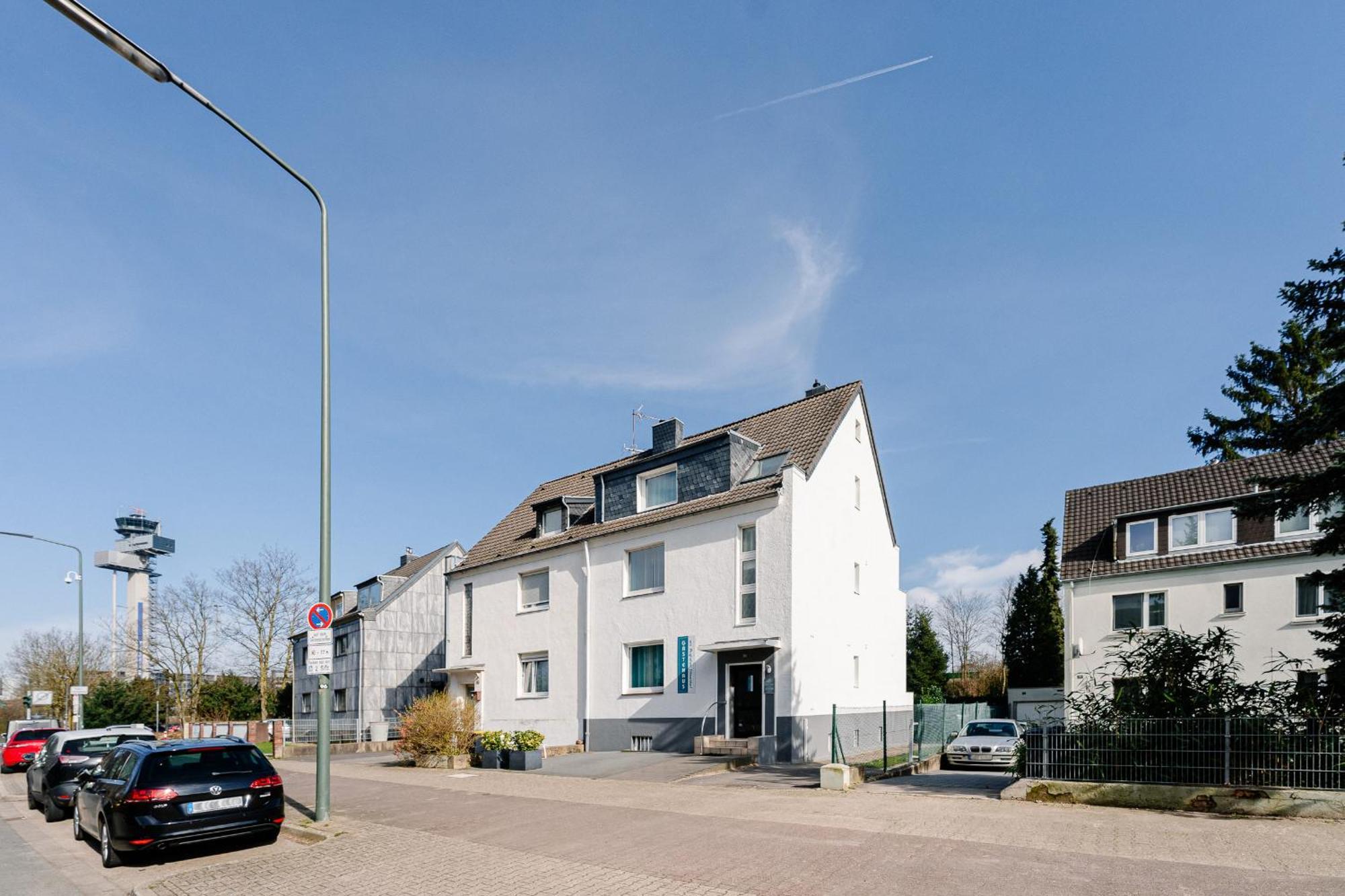Gaestehaus Am Flughafen Duesseldorf Bagian luar foto